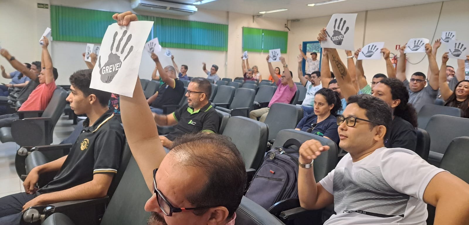 Servidores decidem aderir a greve em assembleia geral da categoria no dia 27 de março